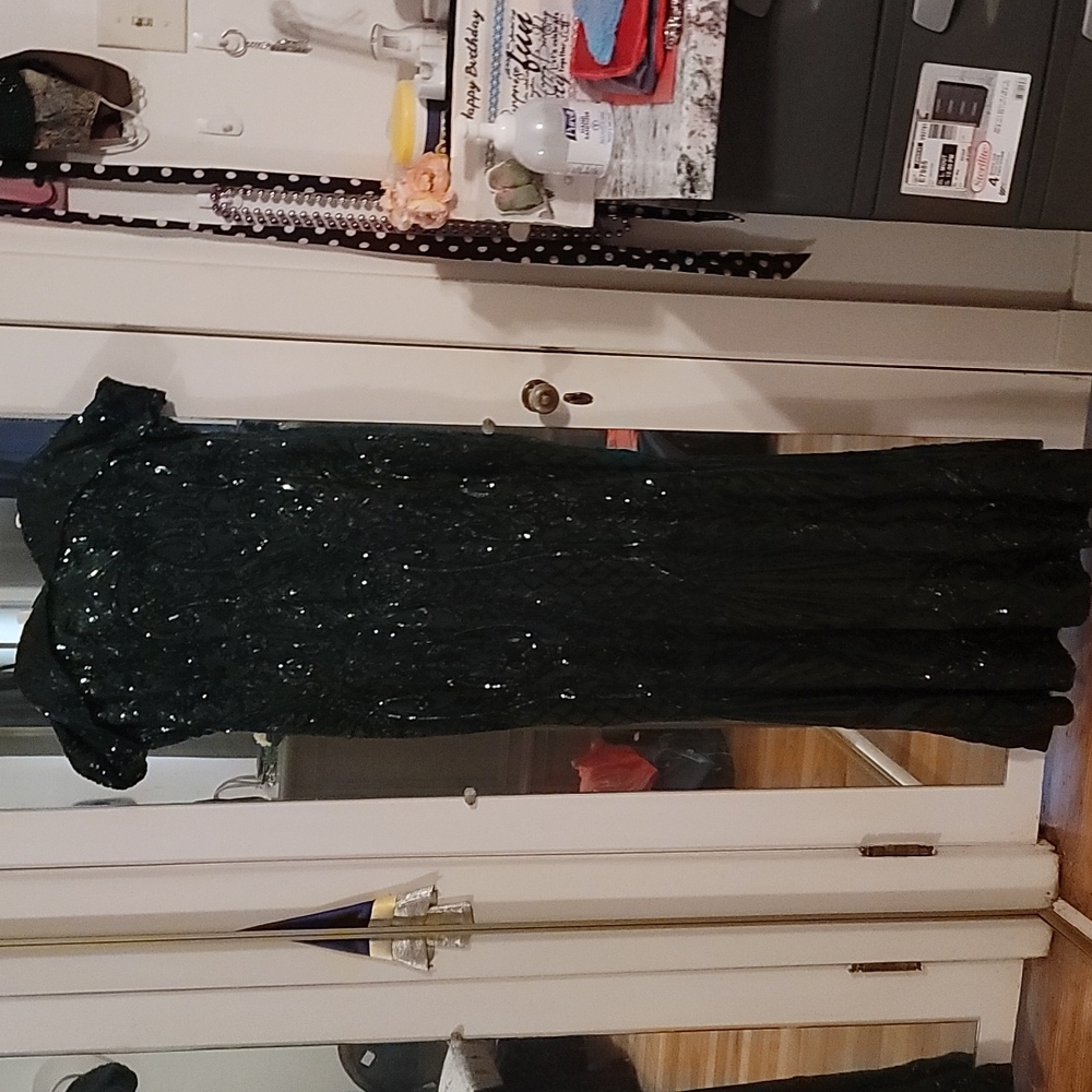 Off the shoulder mermaid type sequined formal. Never been worn before!! Size 3X